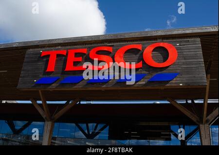 Taplow, Buckinghamshire, Großbritannien. April 2021. Trotz gestiegener Umsatz im Geschäft und im Internet während der Covid-19-Pandemie hat der Supermarktriese Tesco berichtet, dass seine Gewinne vor Steuern im vergangenen Jahr um fast 20 % auf £825 Millionen gesunken sind. Quelle: Maureen McLean/Alamy Live News Stockfoto