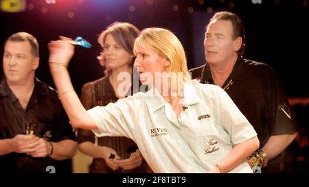 WELTBERÜHMTE CHAMPS AM SEE. TRINA GULLIVER UND BEV TURNER SPIELEN MIT BOBBY GEORGE UND RAY STUBBS (RECHTS) BILD DAVID ASHDOWNDARTS Stockfoto