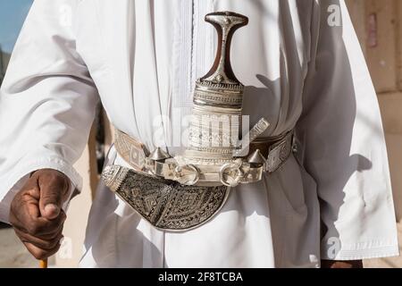 Älterer omanischer Mann, der den traditionellen Khanjar in der Stadt Ibra, Oman trägt. Stockfoto