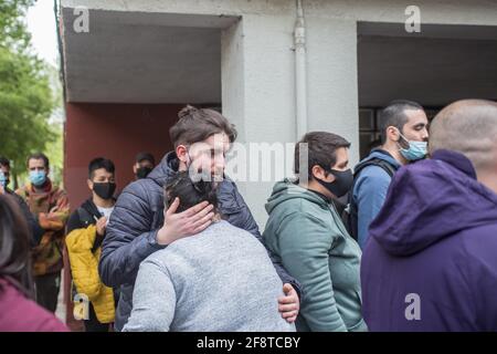 Barcelona, Katalonien, Spanien. April 2021. Die Bewohner der Häuser mit Räumungsbefehl umarmen sich nach der Aussetzung der Räumungsvollstreckung.die Wohnungsbauvereinigung von Barcelona stoppt die Räumung einer Familie, die von einem Paar und einem kleinen Mädchen gebildet wird.am 14. April kündigte der Präsident der spanischen Regierung, Pedro Sanchez, die Verlängerung an. Für drei weitere Monate ab Mai 9, des Verbots von Räumungen in der Zeit des Alarmzustands der Coronavirus-Pandemie. Trotz des Verbots finden weiterhin Vertreibungen statt, und die Wohnungsbauverbände handeln weiterhin, um sie zu verhindern. (Bild: © Thiago Prud Stockfoto