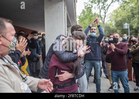 Barcelona, Katalonien, Spanien. April 2021. Die Bewohner der Häuser mit Räumungsbefehl umarmen sich nach der Aussetzung der Räumungsvollstreckung.die Wohnungsbauvereinigung von Barcelona stoppt die Räumung einer Familie, die von einem Paar und einem kleinen Mädchen gebildet wird.am 14. April kündigte der Präsident der spanischen Regierung, Pedro Sanchez, die Verlängerung an. Für drei weitere Monate ab Mai 9, des Verbots von Räumungen in der Zeit des Alarmzustands der Coronavirus-Pandemie. Trotz des Verbots finden weiterhin Vertreibungen statt, und die Wohnungsbauverbände handeln weiterhin, um sie zu verhindern. (Bild: © Thiago Prud Stockfoto