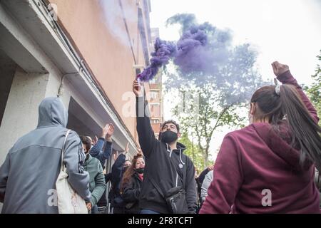 Barcelona, Katalonien, Spanien. April 2021. Die betrauten Bewohner der Häuser feiern mit Palmen und Rauchflackern nach der Aussetzung des Ordens, den Räumungsbefehl auszuführen.die Wohnungsbauvereinigung von Barcelona stoppt die Räumung einer Familie, die von einem Paar und einem kleinen Mädchen gebildet wurde.am 14. April unterbricht der Präsident der spanischen Regierung, Pedro Sanchez kündigte die Verlängerung des Verbots von Zwangsräumungen für drei weitere Monate ab Mai 9 in der Zeit des Alarmzustands der Coronavirus-Pandemie an. Trotz des Verbots finden weiterhin Vertreibungen statt und die Wohnungsbauverbände handeln weiterhin, um diese zu verhindern Stockfoto