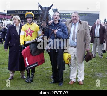 RENNEN IN CHELTENHAM DIE UNABHÄNGIGE ZEITUNG NOVIZEN JAGEN 17/11/2002 BILD DAVID ASHDOWNRACING Stockfoto