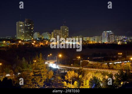 Teheran, Iran. Moderne Apartmentgebäude im Norden von Teheran. Nachtansicht. Stockfoto