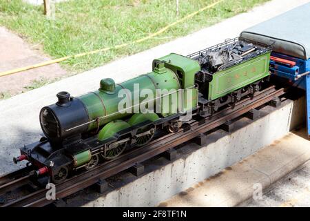 Eine Miniatur-Eisenbahn-Dampflokomotive mit Live-Dampfmodell Stockfoto