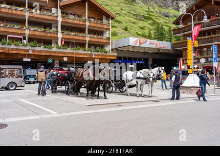 ZERMATT, SCHWEIZ - 22. JUNI 2019: Pferdekutschenwagen für Touristen in Zermatt, Schweiz im Sommer Stockfoto