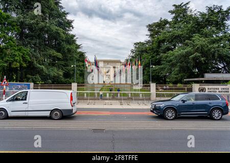 GENF, SCHWEIZ - 21. JUNI 2019: Das Hauptquartier der Vereinten Nationen und Nationalflaggen am Eingang Stockfoto