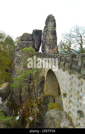 Blick über die berühmte Bastei-Brücke und die Sandsteinfelsen In Deutschland Stockfoto