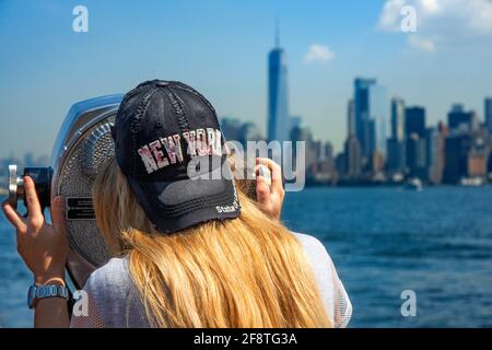 Fernglas auf Ellis Island mit Blick auf Manhattan im Hintergrund New York Stockfoto