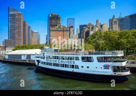 Ein Boot mit Touristen zur Freiheitsstatue, New York. Statue Cruises Schiff Miss Ellis Island, das Touristen nach Libery Island und Ellis bringt Stockfoto
