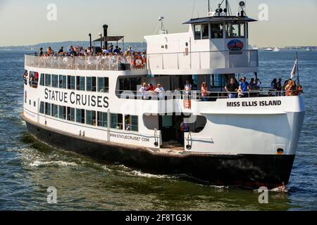 Ein Boot mit Touristen zur Freiheitsstatue, New York. Statue Cruises Schiff Miss Ellis Island, das Touristen nach Libery Island und Ellis bringt Stockfoto