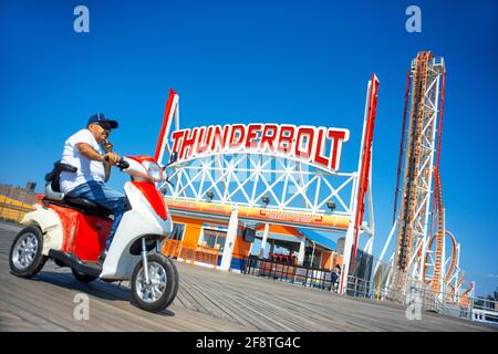 Am Thunderbolt-Eingang der Achterbahn auf dem Motorrad behindert Enthusiasten strömen zur Eröffnung von nach Coney Island Der neue Thunderbolt Stockfoto