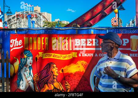 Wonder Wheel im Luna Park. Es ist ein Vergnügungspark auf Coney Island, der am 29. Mai 2010 auf dem ehemaligen Gelände von Astroland eröffnet wurde, benannt nach dem ursprünglichen Park Stockfoto