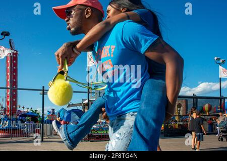 Ein schwarzes Paar hat Spaß im Vergnügungspark Coney Island Luna Beach Boardwalk Brooklyn New York. Stockfoto