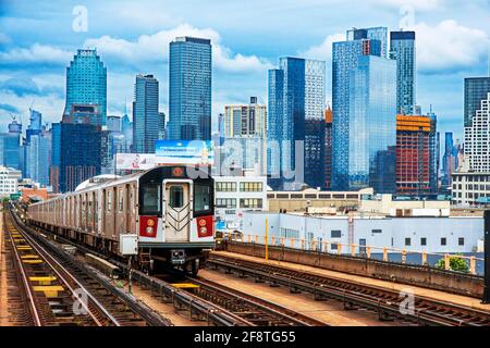 U-Bahn auf einem erhöhten Bahnsteig, IRT Flushing Line der New York City Subway. Linie 7, Zug 40 Street - Bahnhof Lowery St, New York Sunnyside Queens NY Stockfoto