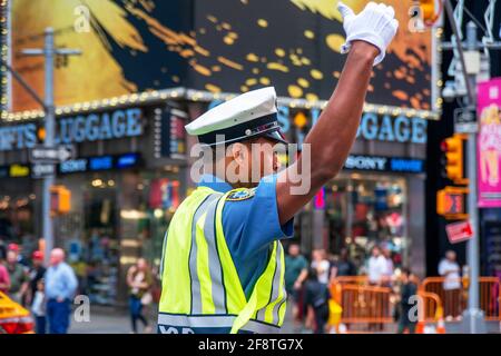 New York Times Square Verkehr Polizeibeamter pcso p.c.s.o. constable PC bobby schlagen Kriminalität Krimineller Detektiv Inspektor Untersuchung Gesetz Verkehr beschäftigt t Stockfoto