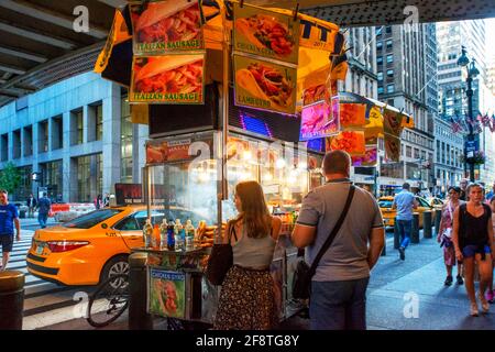 New York Street Food Stand Verkauf Hotdogs Halal-Lebensmittel und Prezels vor dem Grand Central Terminal 42nd Street Manhattan New York City Stockfoto