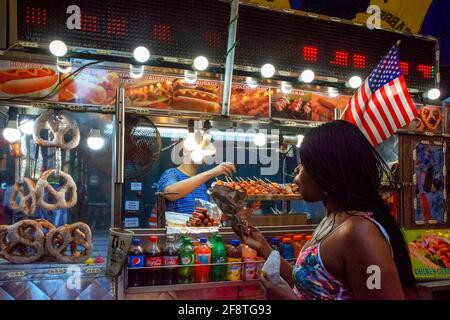 New York Street Food Stand Verkauf Hotdogs Halal-Lebensmittel und Prezels vor dem Grand Central Terminal 42nd Street Manhattan New York City Stockfoto