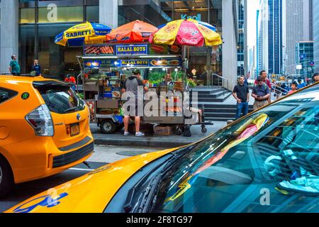 New York Street Food stand verkaufen halal, W 54th Street und Fifth Avenue, New York City, USA Stockfoto