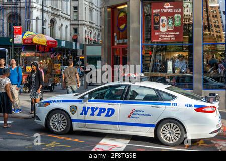 NYPD New York Polizeiauto geparkt in Liberty Street Innenstadt von Manhattan New York USA. Die Fahrzeugflotte der New York City Police Department besteht aus 9,62 Fahrzeugen Stockfoto