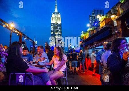 230 FIFTH, Dachbar auf der Fifth Avenue, mit Blick auf das Empire State Building von Manhattan New York City, New York, USA. 230 Fifth' ist ein Plüsch Stockfoto