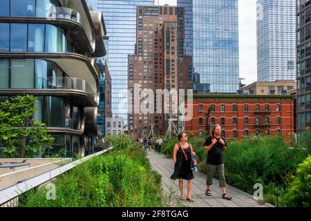 High Line New York City Highline, USA mit Menschen, die auf der Brücke in Manhattan spazieren Stockfoto