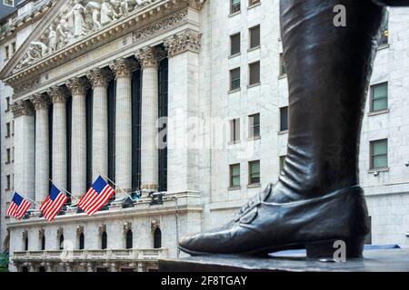 Ein Blick auf die Wall Street von den Stufen des Federal Hall und der Fuß von George Washington Statue in Vorderseite des historischen Gebäudes der Bundeshalle Ne Stockfoto