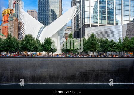 Memorial Pool am 9/11 Memorial im World Trade Center und dem Oculus von Santiago Calatrava, New York City Transportation Hub im World Trade Stockfoto