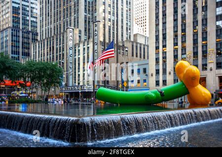 Eine große Blume im Lilholts pooley-Brunnen vor dem Hotel Der Radio City Music Hall in der 6th Avenue Downtown Manhattan, New York Stockfoto