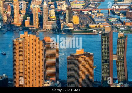 Luftaufnahme der Skyline von Manhattan und Brooklyn und des Hudson River vom Empire State Building in New York. American Copper Buildings auf den ersten Blick. Stockfoto