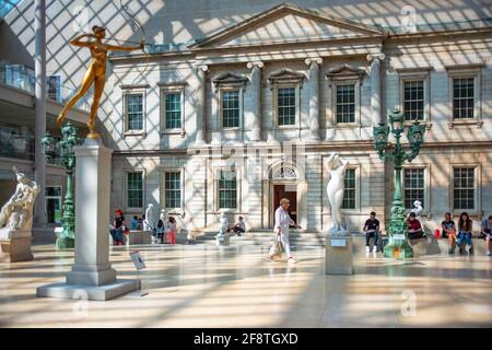 Innenhof des amerikanischen Flügels, Metropolitan Museum of Art MET, Manhattan, New York City, USA, Nordamerika. Skulpturen des Charles Engelhard Cour Stockfoto