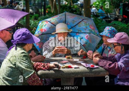 Columbus Park, Aussicht im Sommer der Mitglieder der chinesischen Gemeinschaft Spielkarten im Columbus Park in Chinatown, Downtown Manhattan, New York City, USA Stockfoto