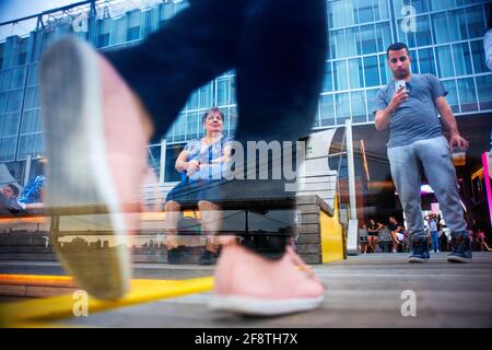 Touristen Menschen auf dem Dach des neuen Pier 17 South Street Seaport District, Lower Manhattan, New York City, NY, USA Stockfoto