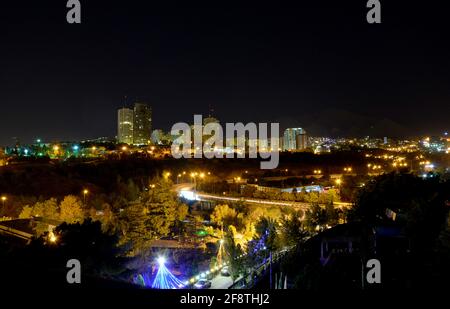 Teheran, Iran. Moderne Apartmentgebäude im Norden von Teheran. Nachtansicht. Stockfoto