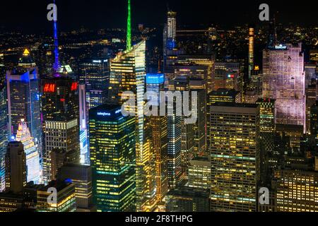 Skyline von Manhattan mit Blick auf das Empire State Building von der Aussichtsplattform des Rockefeller Center, oben auf dem Felsen New York, USA Stockfoto