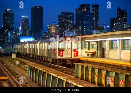 U-Bahn auf einem erhöhten Bahnsteig, IRT Flushing Line der New York City Subway. Linie 7, Zug 40 Street - Bahnhof Lowery St, New York Sunnyside Queens NY Stockfoto