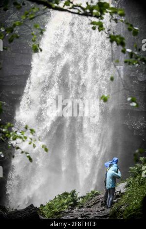 8. Juli 2020, Brecon Beacons, Wales. Ein paar Schutz vor dem Spray und Nebel bei Henrhyd Water Falls in den Brecon Beacons, die höchste in South Wales, mit einem Tropfen von fast 100 Fuß. Besucher reisen wieder an Orte im Brecon Beacons Nationalpark, da die Reisebeschränkungen im Fürstentum entspannt sind, der gesamte Park und seine vielen beliebten Orte während der Sperre geschlossen wurden. Kredit : Robert Melen/Alamy Live Nachrichten. Stockfoto