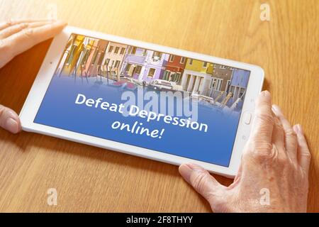 Telemedizin-Konzept für Depressionen: Online-Beratungs-App auf einem Tablet-pc in den Händen einer älteren Frau. Stockfoto