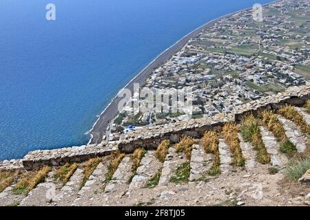 Panoramablick auf Perissa Strand von den Ruinen des antiken Thera, auf Santorini Insel, Kykladen Inseln, Ägäis, Griechenland, Europa. Stockfoto