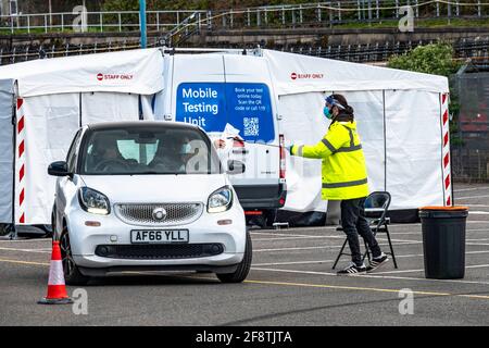 Bild zeigt: Surge-Tests für die südafrikanische Variante im Parkplatz der U-Bahnstation Finchley Central, Barnett heute 15.4.21 zwei Testmethoden waren o Stockfoto