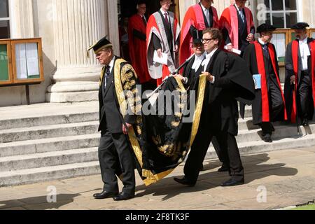 BILD ZEIGT PRINZ PHILIP AN DER CAMBRIDGE UNIVERSITY IM JAHR 2010, WO ER DIE EHRENTITEL VERLIEH. Die weltberühmte Percussionistin Dame Evelyn Glennie, die als Kind als zutiefst taub diagnostiziert wurde, erhielt heute (Mon) von der Cambridge University einen Ehrendoktortitel. Der Musiker, der zum ersten Vollzeit-Solo-Perkussionisten in Großbritannien wurde, wurde im Rahmen einer feierlichen Zeremonie im Senatshaus mit der höchsten Auszeichnung der Universität ausgezeichnet. Der 44-Jährige aus Schottland, der Lip liest, hat von un bereits unglaubliche 15 Ehrendoktortitel erhalten Stockfoto