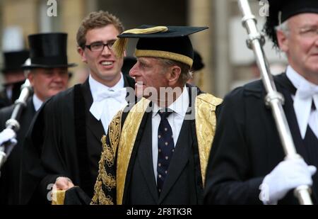 BILD ZEIGT PRINZ PHILIP AN DER CAMBRIDGE UNIVERSITY IM JAHR 2010, WO ER DIE EHRENTITEL VERLIEH. Die weltberühmte Percussionistin Dame Evelyn Glennie, die als Kind als zutiefst taub diagnostiziert wurde, erhielt heute (Mon) von der Cambridge University einen Ehrendoktortitel. Der Musiker, der zum ersten Vollzeit-Solo-Perkussionisten in Großbritannien wurde, wurde im Rahmen einer feierlichen Zeremonie im Senatshaus mit der höchsten Auszeichnung der Universität ausgezeichnet. Der 44-Jährige aus Schottland, der Lip liest, hat von un bereits unglaubliche 15 Ehrendoktortitel erhalten Stockfoto