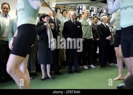 Das Bild zeigt den Duke of Edinburgh beim Start des Bootes, das sie beim University Boat Race 2009 führen werden, am Donnerstagmorgen ein Scherz mit dem Ruderteam der Cambridge University. Der Herzog von Edinburgh führte heute drei Engagements in drei Stunden durch, nachdem er sich von einer Rückenverletzung erholt hatte. Seit Weihnachten war er nicht mehr in der Lage, Verpflichtungen zu erfüllen, nachdem er während der Kutschfahrt seinen Rücken beschädigt hatte. Doch der 87-jährige Duke hat die verlorene Zeit bei einem Besuch in Cambridge, um das 800-jährige Bestehen der Cambridge University zu feiern, wieder aufgemacht. Um 9.15 Uhr traf er Ruderer der Universität Cambridge, nachdem er das Boot gestartet hatte, das sie Stockfoto