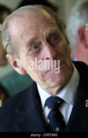 Das Bild zeigt den Duke of Edinburgh beim Start des Bootes, das sie beim University Boat Race 2009 führen werden, am Donnerstagmorgen ein Scherz mit dem Ruderteam der Cambridge University. Der Herzog von Edinburgh führte heute drei Engagements in drei Stunden durch, nachdem er sich von einer Rückenverletzung erholt hatte. Seit Weihnachten war er nicht mehr in der Lage, Verpflichtungen zu erfüllen, nachdem er während der Kutschfahrt seinen Rücken beschädigt hatte. Doch der 87-jährige Duke hat die verlorene Zeit bei einem Besuch in Cambridge, um das 800-jährige Bestehen der Cambridge University zu feiern, wieder aufgemacht. Um 9.15 Uhr traf er Ruderer der Universität Cambridge, nachdem er das Boot gestartet hatte, das sie Stockfoto