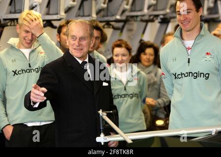 Das Bild zeigt den Duke of Edinburgh beim Start des Bootes, das sie beim University Boat Race 2009 führen werden, am Donnerstagmorgen ein Scherz mit dem Ruderteam der Cambridge University. Der Herzog von Edinburgh führte heute drei Engagements in drei Stunden durch, nachdem er sich von einer Rückenverletzung erholt hatte. Seit Weihnachten war er nicht mehr in der Lage, Verpflichtungen zu erfüllen, nachdem er während der Kutschfahrt seinen Rücken beschädigt hatte. Doch der 87-jährige Duke hat die verlorene Zeit bei einem Besuch in Cambridge, um das 800-jährige Bestehen der Cambridge University zu feiern, wieder aufgemacht. Um 9.15 Uhr traf er Ruderer der Universität Cambridge, nachdem er das Boot gestartet hatte, das sie Stockfoto