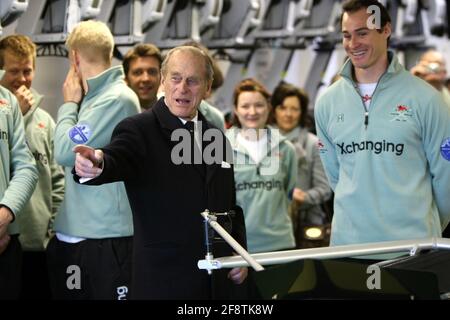 Das Bild zeigt den Duke of Edinburgh beim Start des Bootes, das sie beim University Boat Race 2009 führen werden, am Donnerstagmorgen ein Scherz mit dem Ruderteam der Cambridge University. Der Herzog von Edinburgh führte heute drei Engagements in drei Stunden durch, nachdem er sich von einer Rückenverletzung erholt hatte. Seit Weihnachten war er nicht mehr in der Lage, Verpflichtungen zu erfüllen, nachdem er während der Kutschfahrt seinen Rücken beschädigt hatte. Doch der 87-jährige Duke hat die verlorene Zeit bei einem Besuch in Cambridge, um das 800-jährige Bestehen der Cambridge University zu feiern, wieder aufgemacht. Um 9.15 Uhr traf er Ruderer der Universität Cambridge, nachdem er das Boot gestartet hatte, das sie Stockfoto