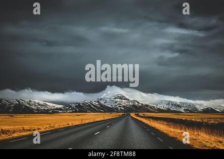 Dramatischer Himmel über Island Straße Nummer 1 während einer starken Wintersturm Stockfoto