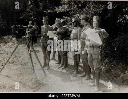 Erzherzog Karl besuchte dort VIII. Korpskomando in Luzk (Glück) Erzherzog Karl war am 1916. Juni Oberbefehlshaber eines Unterabschnitts der Ostfront und kommandierte mehrere Armeen zwischen Brody und den Karpaten. Als Teil dieses Kommandanten inspizierte Erzherzog Karl seine zugehörigen Einheiten. Stockfoto