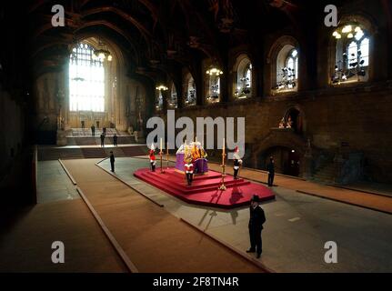 DIE KÖNIGIN MUTTER, DIE IM STAAT LIEGT, WESTMINSTER HALL. 5/4/02 PILSTON Stockfoto