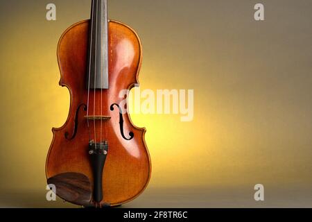 Deutschland. April 2021. Eine alte Geige mit leichten Kratzern und Schäden im Bluten vor einem neutralen, gelben Hintergrund mit freiem Platz für Text. Credit: dpa/Alamy Live News Stockfoto